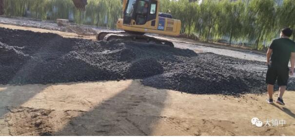 工程作業(yè)車(chē)準(zhǔn)備鋪墊砂墊